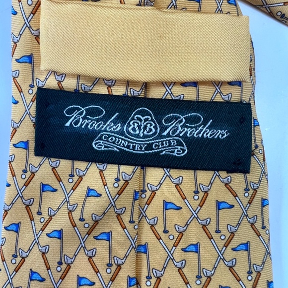 Brooks Brothers Country Club Silk Tie Golf Theme Yellow Golf Flag Golf Clubs EUC - Picture 5 of 6